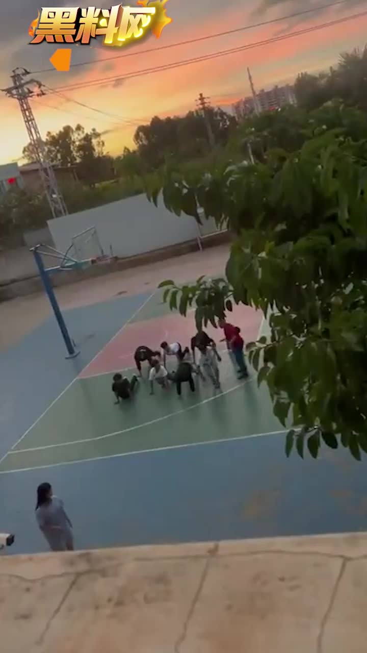 云南个旧市阳光实验学校 副校长 体罚学生 暴力教学脚踢掌掴 引发全网谴责
